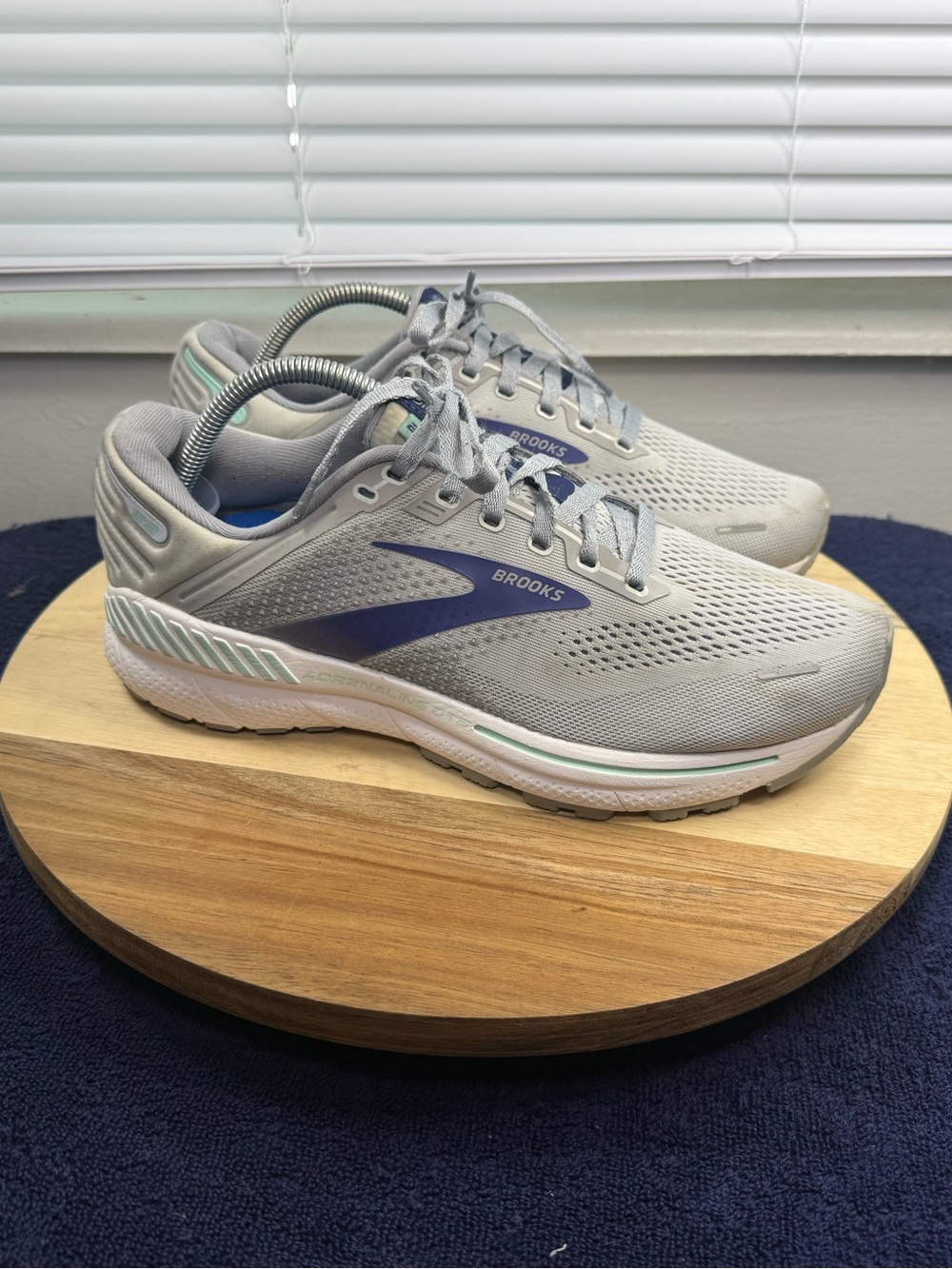 Brooks Adrenaline GTS 22 Light Gray Running (Men’s 9 Women 10.5)